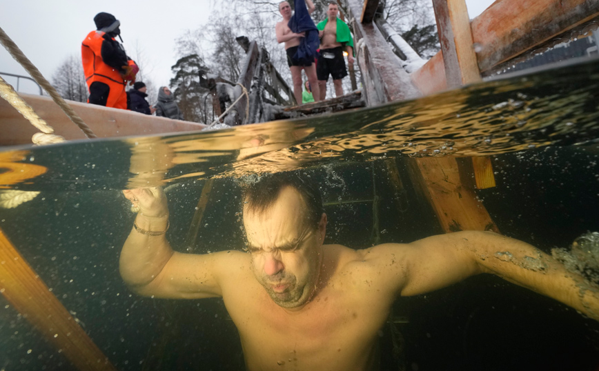 Άνδρας κάτω από το νερό Άνδρας κάτω από το νερό