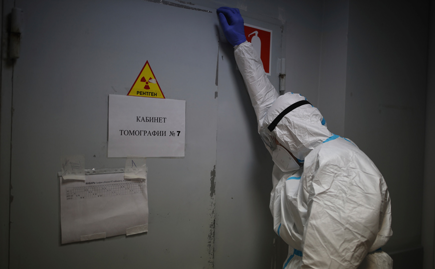 Υγειονομικός εξουθενωμένος από τη βάρδια Υγειονομικός εξουθενωμένος από τη βάρδια