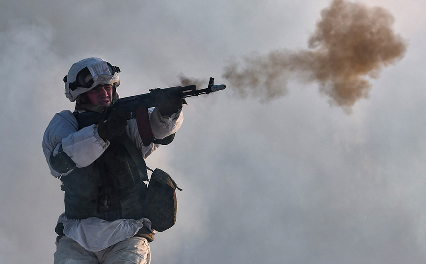 Ρώσος στρατιώτης σε άσκηση Ρώσος στρατιώτης σε άσκηση