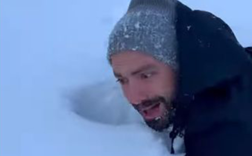 Σάκης Τανιμανίδης: Έπεσε με τα μούτρα στα χιόνια