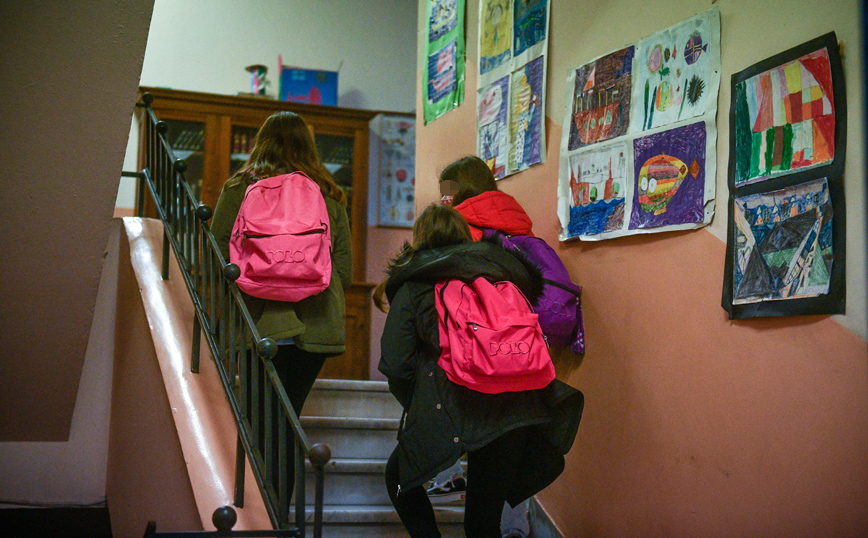 «Τα παιδιά μπαίνουν σε τάξεις χωρίς δασκάλους» – Η πρώτη εικόνα από τα κενά στα σχολεία