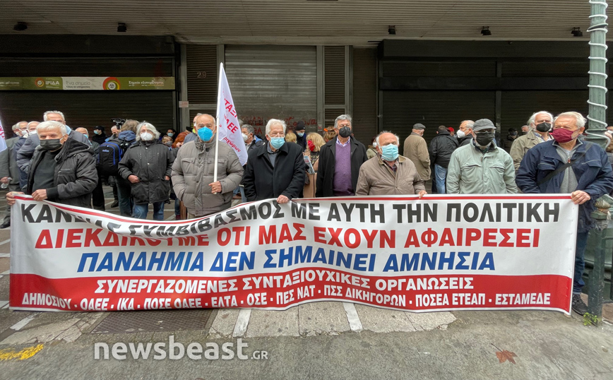 Συνταξιούχοι στο υπουργείο Εργασίας: «Πανδημία δεν σημαίνει αμνησία»