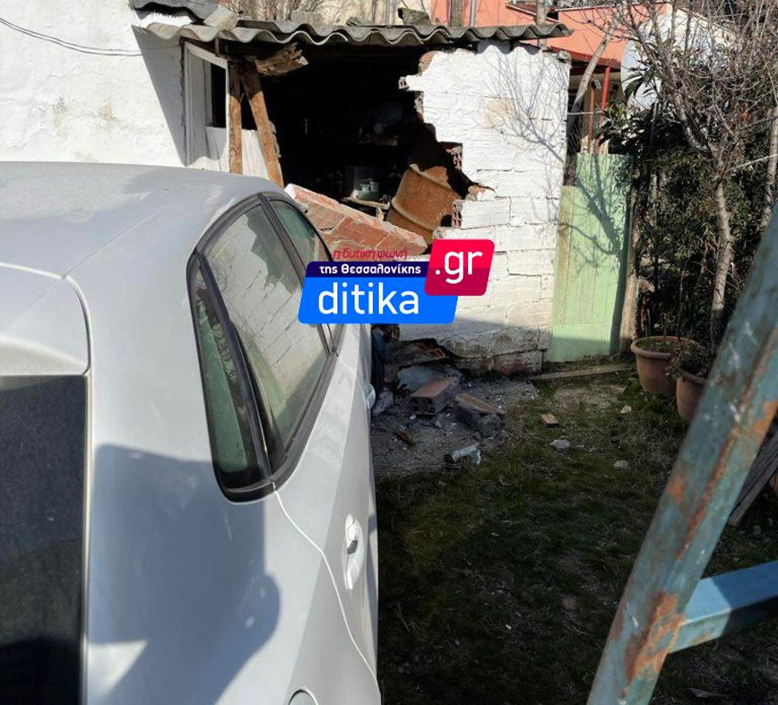 Σύγκρουση δύο ΙΧ στα Μετέωρα Σύγκρουση δύο ΙΧ στα Μετέωρα