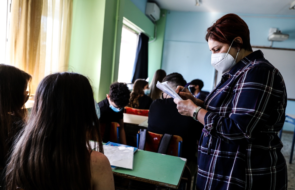 Χτυποκάρδια στα θρανία: Πρεμιέρα με αγωνία για το άνοιγμα των σχολείων – Γεγονός η υποχρεωτικότητα