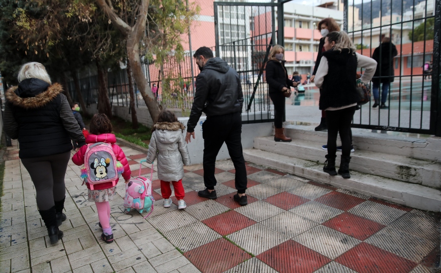 Κορονοϊός &#8211; Σχολεία: Ειδική άδεια και τηλεργασία για γονείς παιδιών με κορονοϊό &#8211; Τι αλλάζει