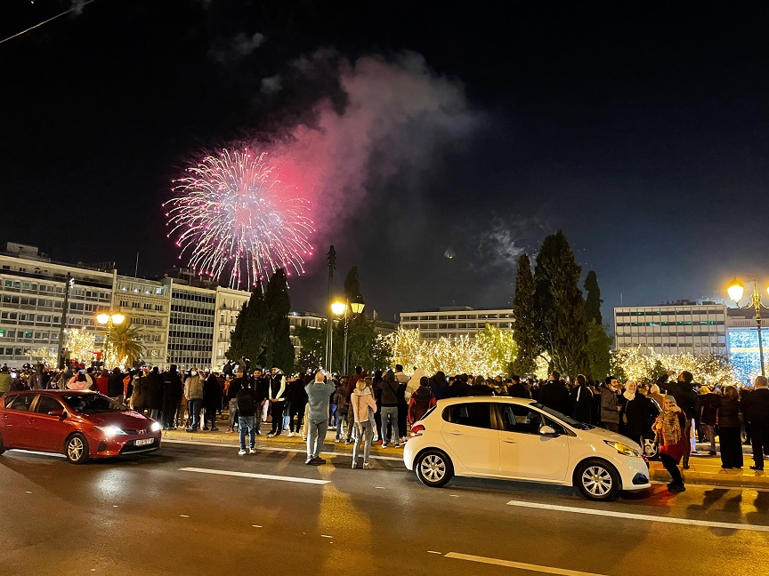 Πώς υποδέχτηκαν οι Αθηναίοι το 2022 στο Σύνταγμα – Δείτε φωτογραφίες του Newsbeast