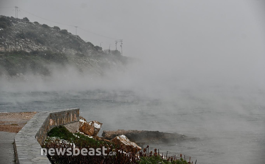 Εντυπωσιακές εικόνες από τη Βουλιαγμένη: Η θάλασσα βγάζει καπνούς &#8211; Πώς δημιουργείται το φαινόμενο