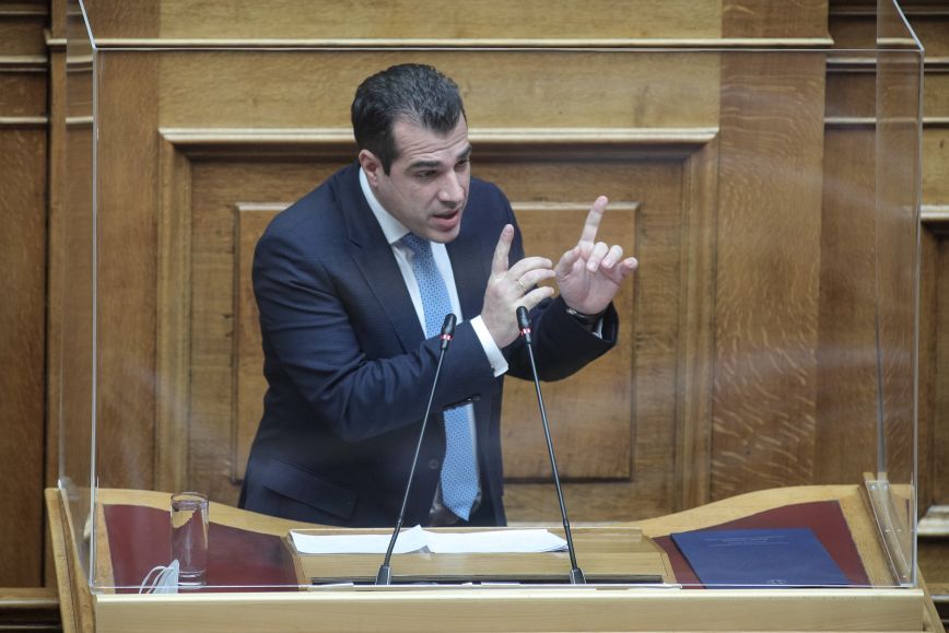 Ο Θάνος Πλεύρης στο βήμα της Βουλής