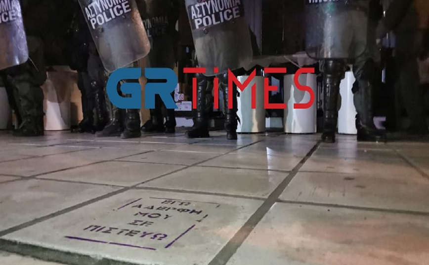 Συνθήματα και στένσιλ έξω από το γνωστό καφέ-μπαρ της Λεωφόρου Νίκης Συνθήματα και στένσιλ έξω από το γνωστό καφέ-μπαρ της Λεωφόρου Νίκης