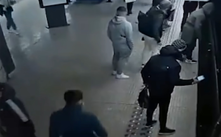 Η στιγμή που άνδρας σπρώχνει γυναίκα στις ράγες του μετρό τις Βρυξέλλες Η στιγμή που άνδρας σπρώχνει γυναίκα στις ράγες του μετρό τις Βρυξέλλες