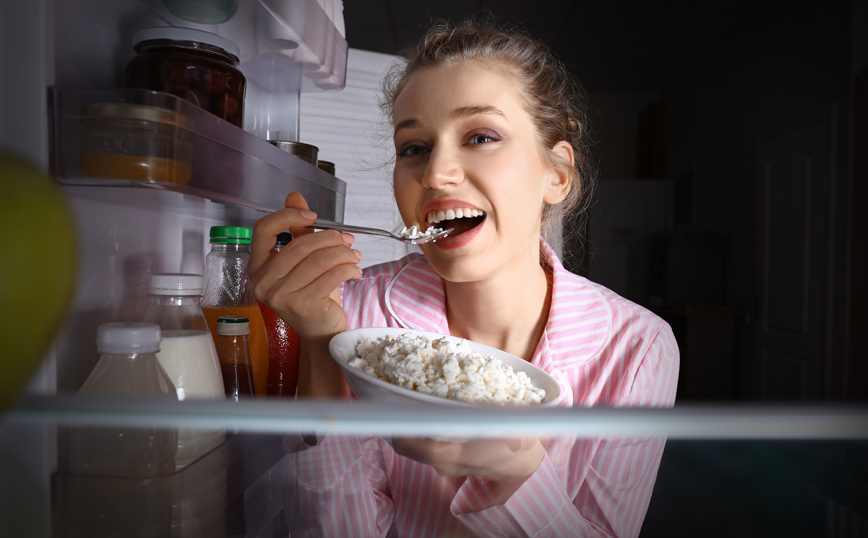 Γυναίκα τρώει τυρί cottage Γυναίκα τρώει τυρί cottage