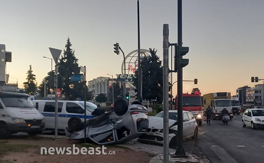 Τροχαίο στη συμβολή Βουλιαγμένης και Αλίμου &#8211; Αναποδογύρισε το ένα αυτοκίνητο, εγκλωβίστηκε ο οδηγός