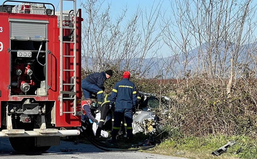 Σοβαρό τροχαίο στη Λάρισα με φορτηγό και αυτοκίνητο: Ένας νεκρός από τη σφοδρή σύγκρουση – Οι πρώτες εικόνες