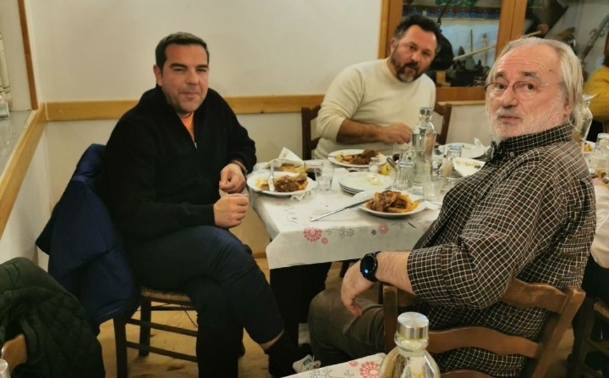 Δείπνο με… κοκκινιστό κατσικάκι και χαλαρές στιγμές για τον Αλέξη Τσίπρα στην Μεσοχώρα Τρικάλων