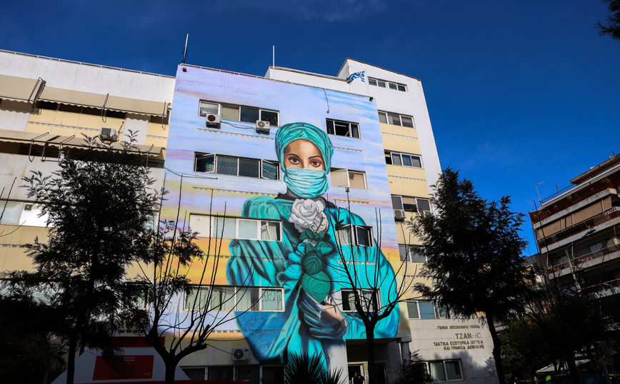 Εντυπωσιακό γκράφιτι στο Τζάνειο για τον κορονοϊό: Η νοσοκόμα με το λευκό τριαντάφυλλο