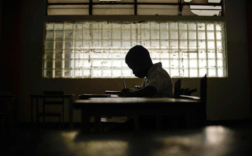 Παιδί σε σχολική τάξη Παιδί σε σχολική τάξη