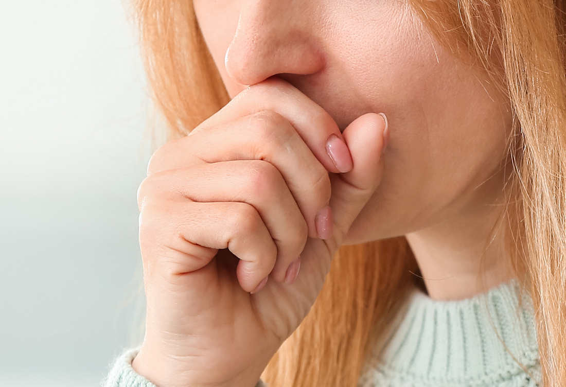 Γυναίκα βήχει Γυναίκα βήχει