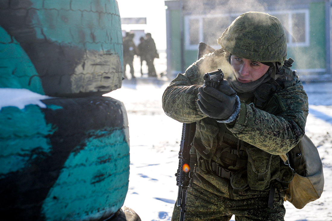 Ρώσος στρατιώτης σε άσκηση Ρώσος στρατιώτης σε άσκηση