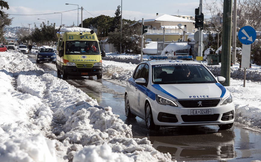 Η Περιφέρεια Αττικής μετέφερε ασθενείς με προβλήματα υγείας – Απεγκλώβισαν και νεφρολόγο για να πάει στο νοσοκομείο