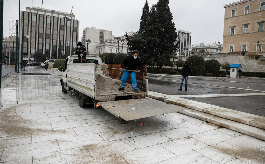 Κακοκαιρία Ελπίδα &#8211; Αθήνα: 42 οχήματα «σαρώνουν» την πόλη &#8211; Έριξαν από τα ξημερώματα αλάτι