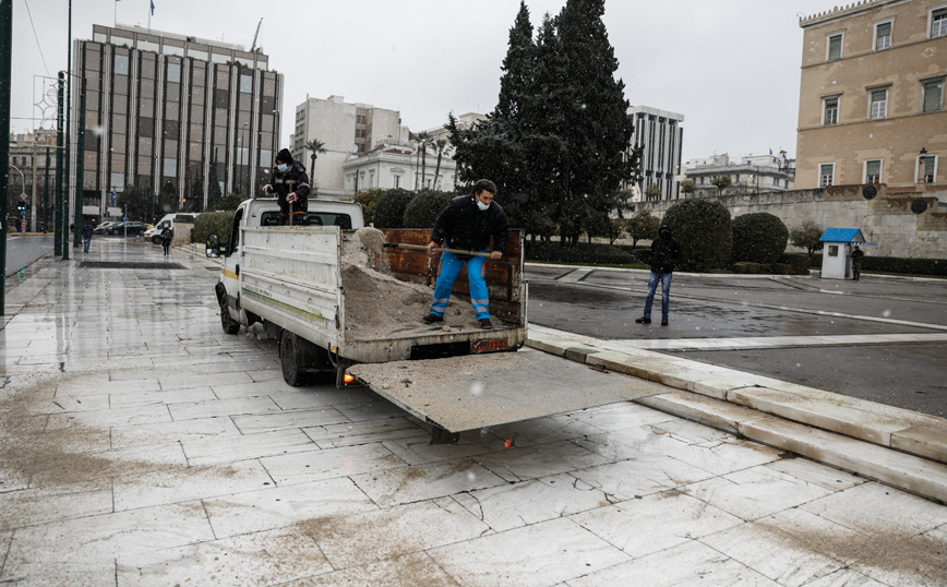 Κακοκαιρία Ελπίδα – Αθήνα: 42 οχήματα «σαρώνουν» την πόλη – Έριξαν από τα ξημερώματα αλάτι