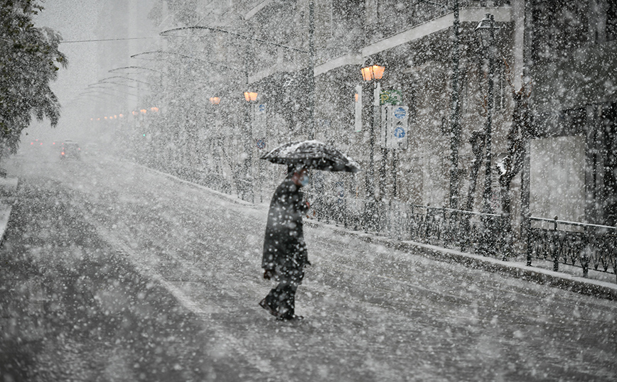 Άνθρωπος περπατάει στο χιόνι Άνθρωπος περπατάει στο χιόνι