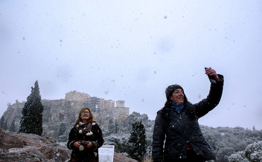 Όμορφες εικόνες από τα χιόνια στην Ακρόπολη – Δείτε βίντεο και φωτογραφίες