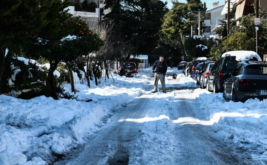 Μάχη με τα χιόνια για πέμπτη μέρα στο Χαλάνδρι &#8211; Δρόμοι παραμένουν κλειστοί, αυτοκίνητα εγκλωβισμένα