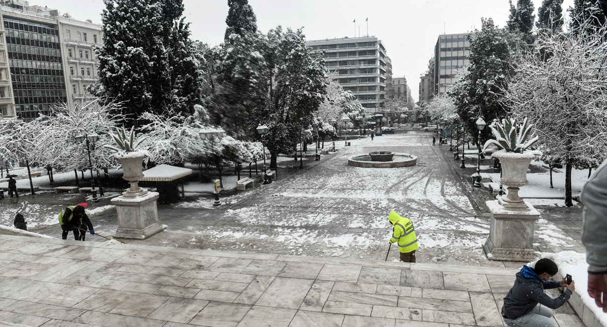 Κακοκαιρία Ελπίδα: Χιονίζει στην Αθήνα, το έστρωσε στα βόρεια προάστια &#8211; Ποιοι δρόμοι είναι κλειστοί στην Αττική