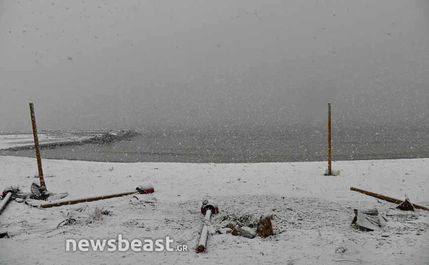 Χιόνια δίπλα στη θάλασσα στην Αττική Χιόνια δίπλα στη θάλασσα στην Αττική