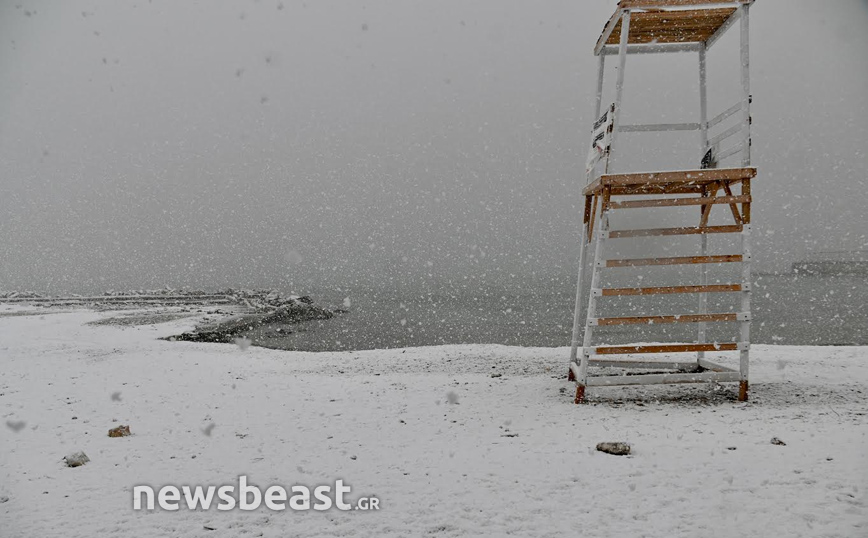 Aσυνήθιστες εικόνες από Γλυφάδα και Άγιο Κοσμά: Τα χιόνια έφτασαν στη θάλασσα στην Αττική