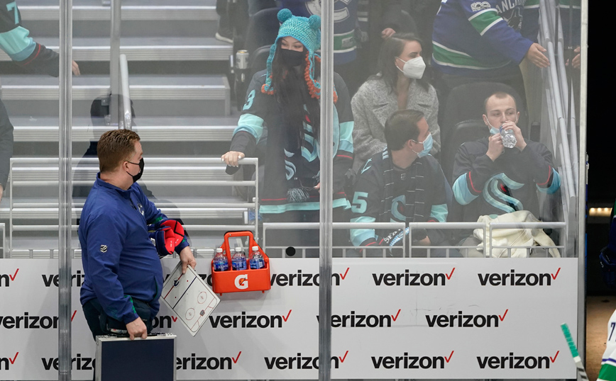 Brian Hamilton μιλά με τη φίλαθλο που του έσωσε τη ζωή Brian Hamilton μιλά με τη φίλαθλο που του έσωσε τη ζωή