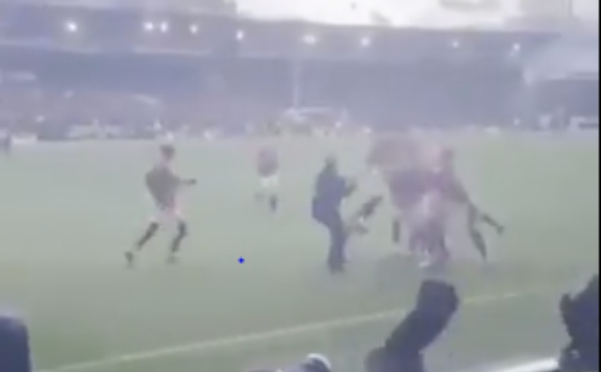 Οπαδός μπήκε στο γήπεδο και γρονθοκόπησε παίκτες της Νότιγχαμ Φορεστ &#8211; Δείτε το βίντεο