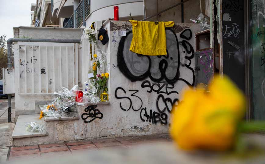 Δολοφονία 19χρονου οπαδού στη Θεσσαλονίκη: Κίτρινο τριαντάφυλλο στη μνήμη του από τους παίκτες Άρη και ΑΕΚ
