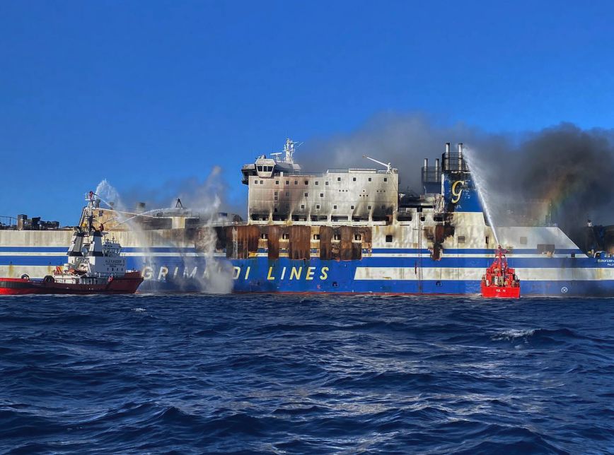 Ελεύθεροι ο πλοίαρχος και δύο μηχανικοί του Euroferry Olympia &#8211; Κατέθεσαν για τη φωτιά στο πλοίο