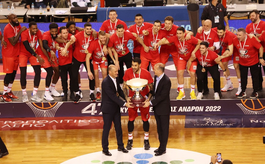 «Το μέχρι τέλους ήταν η καλύτερη απόφαση της ζωής μας» – Ενθουσιασμένοι οι Αγγελόπουλοι με το κύπελλο του Ολυμπιακού