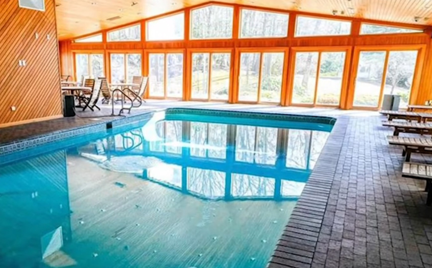 Η εσωτερική πισίνα στην έπαυλη 50 Cent Η εσωτερική πισίνα στην έπαυλη 50 Cent