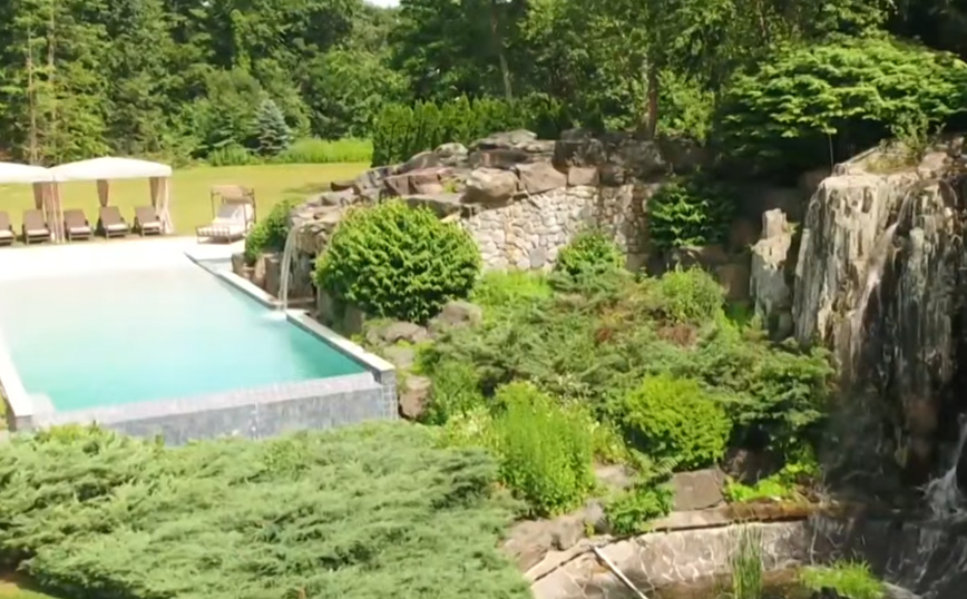 Η εξωτερική πισίνα στην έπαυλη 50 Cent Η εξωτερική πισίνα στην έπαυλη 50 Cent