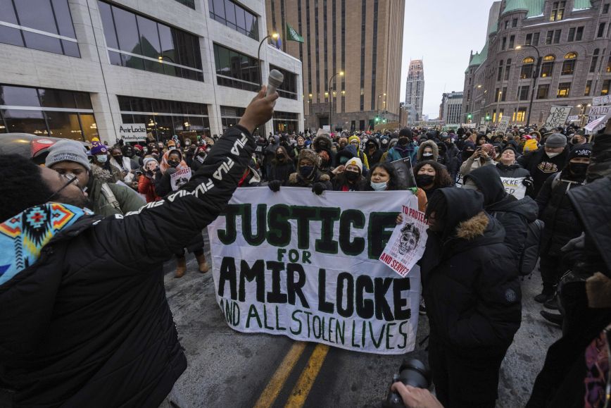 Εκατοντάδες διαδηλωτές στους δρόμους της Μινεάπολης μετά τον θάνατο νεαρού Αφροαμερικανού σε έφοδο της αστυνομίας