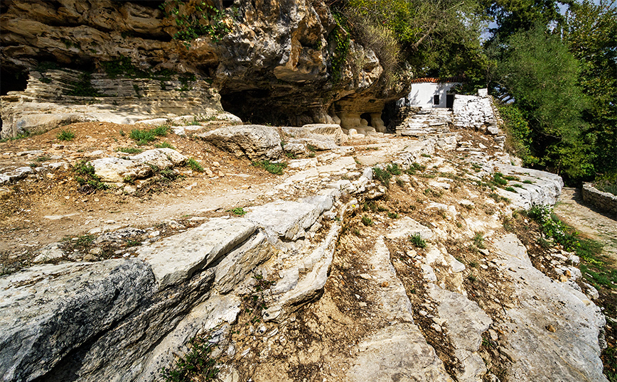 Εκκλησάκι στο βράχο στην Αργυρούπολη Εκκλησάκι στο βράχο στην Αργυρούπολη