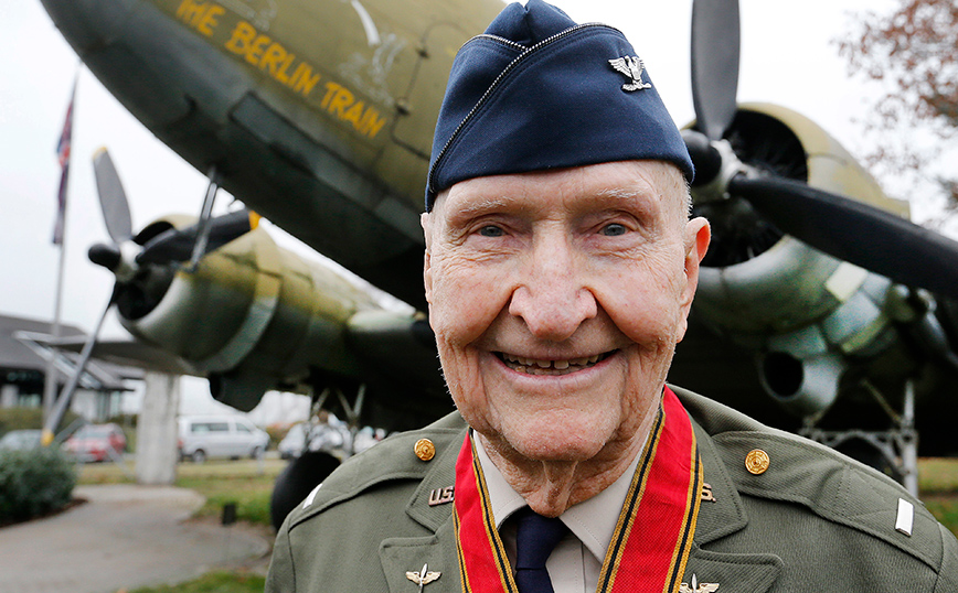 Gail Halvorsen: Πέθανε ο «Candy Bomber», ο άνθρωπος που βομβάρδισε με καραμέλες το Βερολίνο