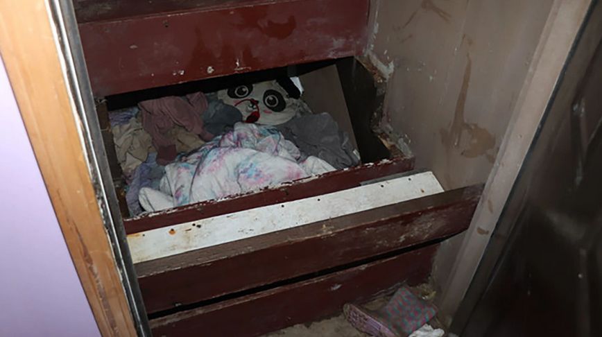 Κρύπτη που γονείς έκρυβαν το παιδί τους Κρύπτη που γονείς έκρυβαν το παιδί τους