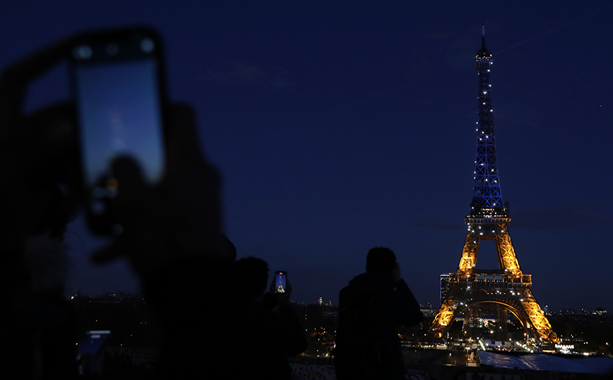 Στα χρώματα της Ουκρανίας ο πύργος του Άιφελ Στα χρώματα της Ουκρανίας ο πύργος του Άιφελ
