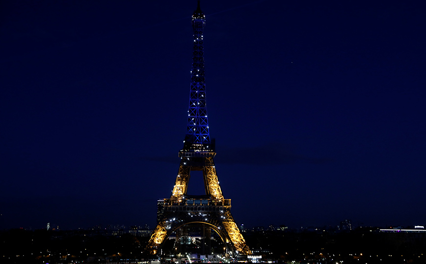 Στα χρώματα της Ουκρανίας ο πύργος του Άιφελ Στα χρώματα της Ουκρανίας ο πύργος του Άιφελ