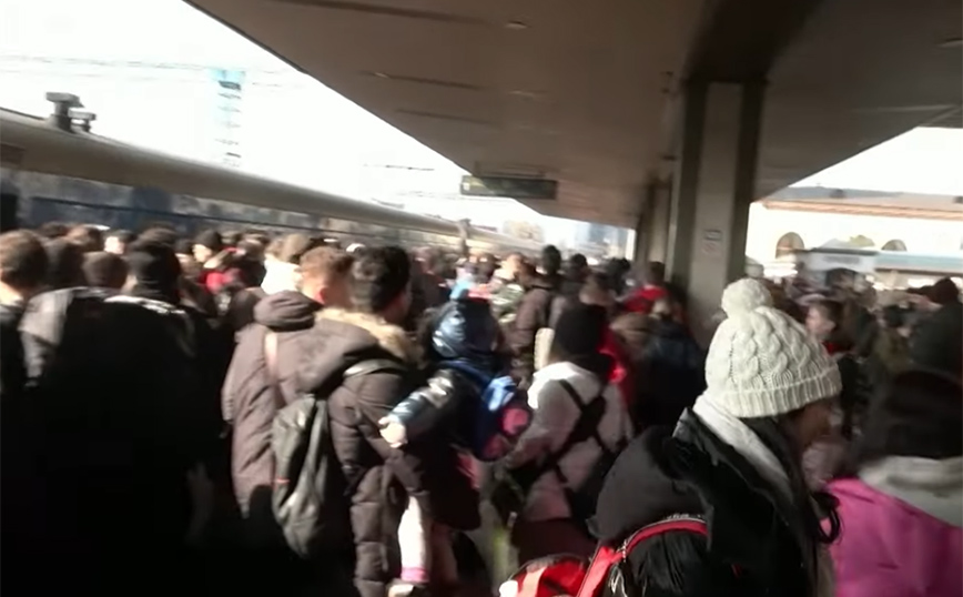 Ουκρανία: Χιλιάδες στριμώχνονται στα τρένα εκκένωσης στο Κίεβο – Προειδοποιητικά πυρά για να μην ποδοπατηθούν