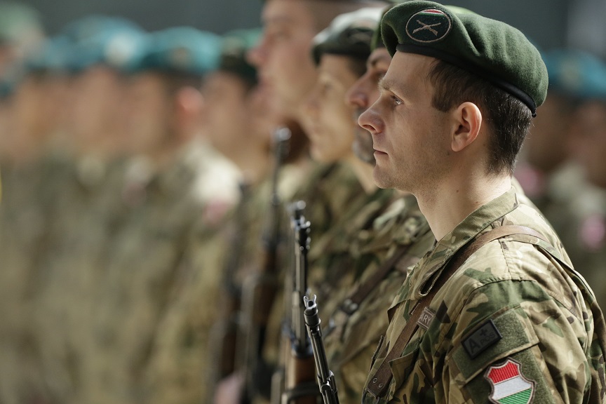 Ουγγαρία: Αναπτύσσει στρατεύματα στα σύνορα με την Ουκρανία