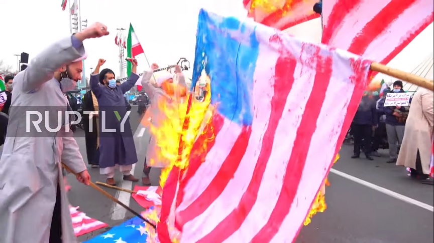 Ιράν: Έκαψαν αμερικάνικες σημαίες στην 43η επέτειο της Ισλαμικής Επανάστασης