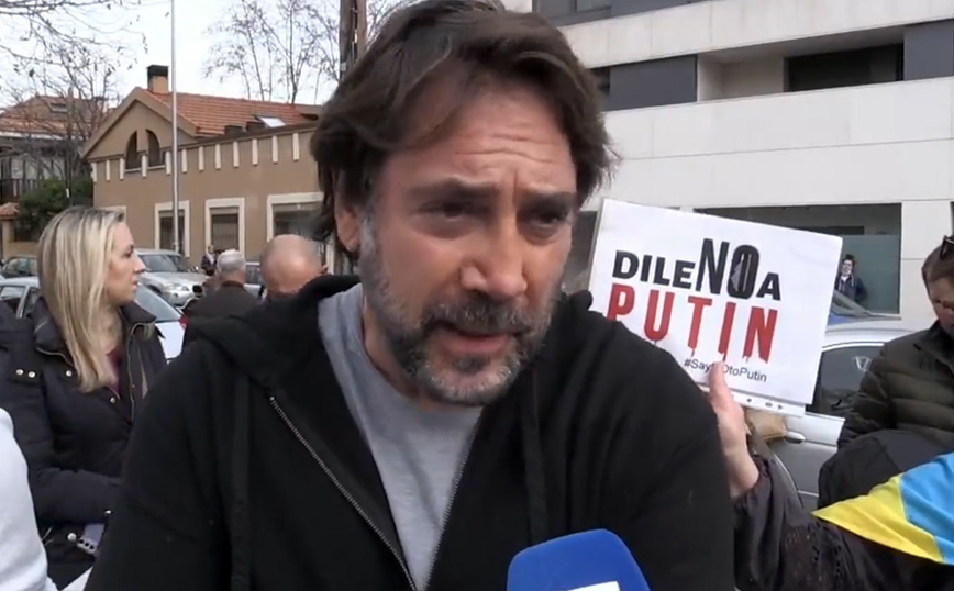 Ο Χαβιέρ Μπαρδέμ σε διαδήλωση έξω από τη ρωσική πρεσβεία στη Μαδρίτη