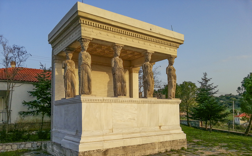 Οι Καρυάτιδες στις Καρυές