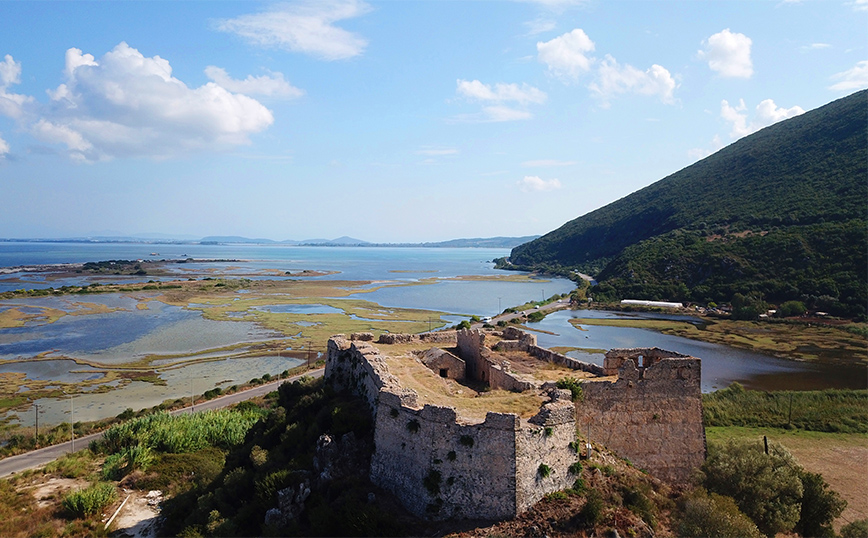 Το Κάστρο Γρίβα μπροστά στη θάλασσα Το Κάστρο Γρίβα μπροστά στη θάλασσα